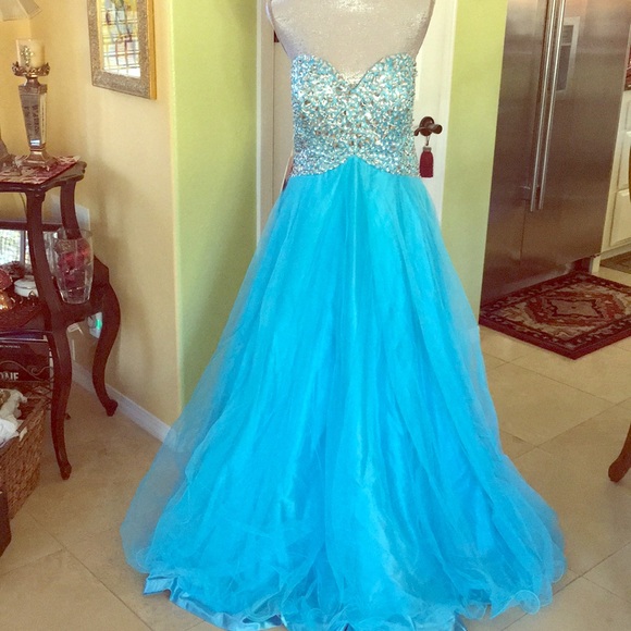 BRAND NEW BEAUTIFUL DRESS - Picture 1 of 2